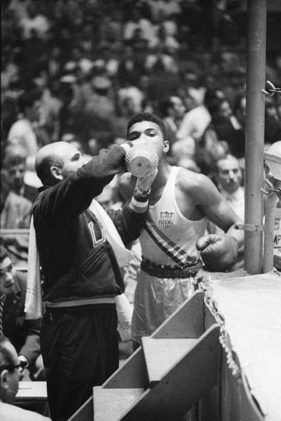 Cassius Clay prima della finale mediomassimi contro il polacco Zbigniew Pietrzykowski (Getty Images)